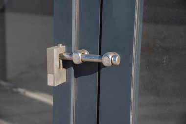 Depo kapılarına kilitlenin. Metailic kapı kolu.