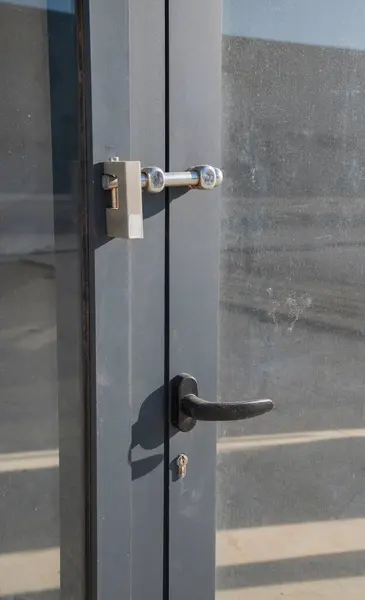 Depo kapılarına kilitlenin. Metailic kapı kolu.