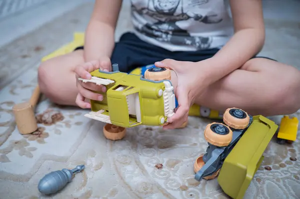 Otizmli çocuk arabalarla oynuyor. Otizm kavramı.