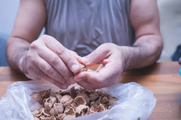 Adam evde ceviz kırıyor..