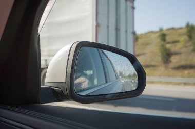 Su damlaları olan kirli araba aynalarına bak.