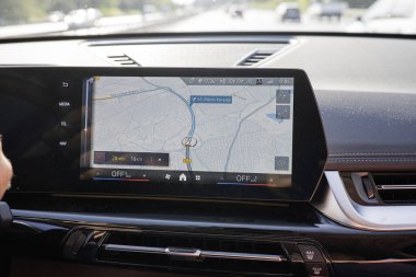 Türkiye, İstanbul - 26 Nisan 2025: Bir otomobil bilgi ekranı, navigasyon .