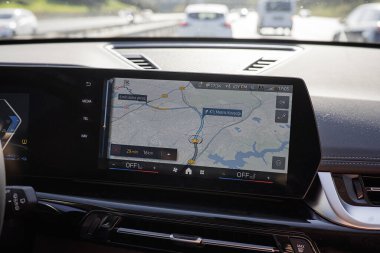 .Türkiye, İstanbul - 26 Nisan 2025: bir otomobil bilgi ekranının kapanışı, navigasyon. Tozlu araba ve izleme