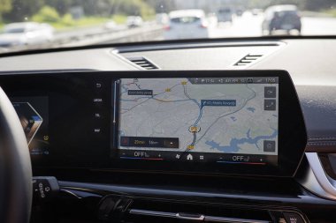 .Türkiye, İstanbul - 26 Nisan 2025: bir otomobil bilgi ekranının kapanışı, navigasyon. Tozlu araba ve izleme
