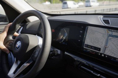 Türkiye, İstanbul - 26 Nisan 2025 BMW arabasının direksiyonunu tutan adam