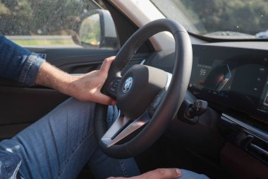 Türkiye, İstanbul - 26 Nisan 2025 BMW arabasının direksiyonunu tutan adam