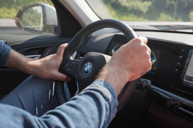Türkiye, İstanbul - 26 Nisan 2025 BMW arabasının direksiyonunu tutan adam