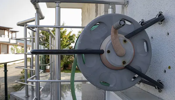 Su hortumları duvarda..