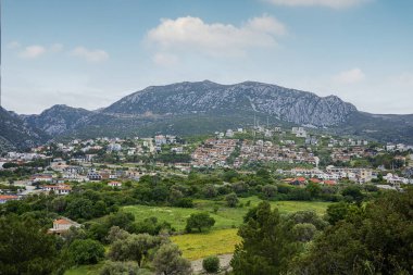 Turizm ve tatil konseptindeki tatil beldesi üzerinden görünüm