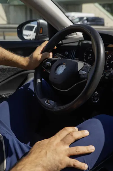 Erkekler ellerini arabanın direksiyonuna koysun..