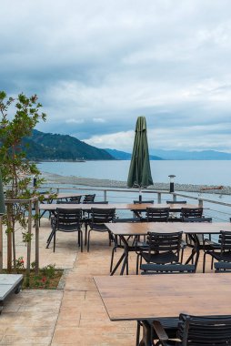 Genel ruh hali sakin ve davetkar, deniz kenarında rahatlatıcı bir yemek için mükemmel..