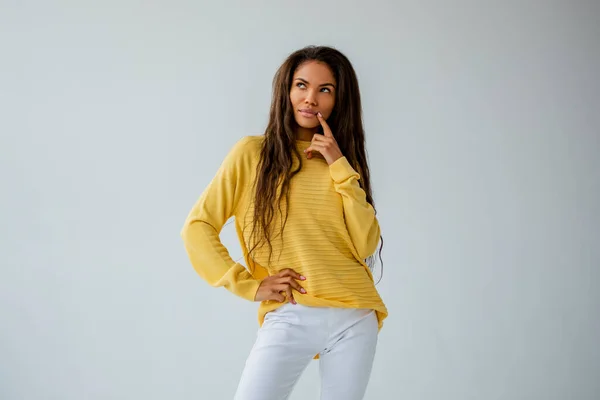 Portrait Cute Black Woman Yellow Sweater Posing Studio White Wall Rechtenvrije Stockafbeeldingen