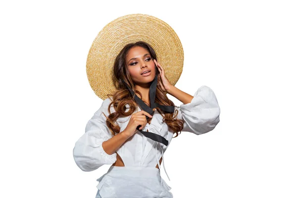 Retrato Moda Uma Mulher Afro Americana Chapéu Vestido Branco Cabelo — Fotografia de Stock