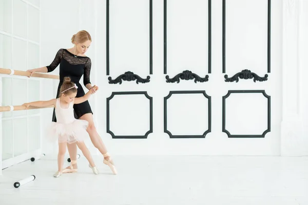Kleine Ballerina Dansen Met Ballet Leraar Dance Studio Stockafbeelding