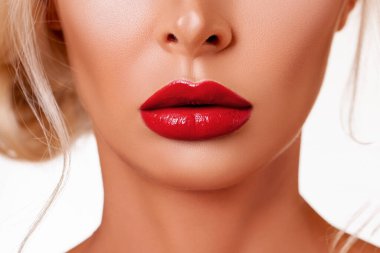 Seksi dudaklar, yaklaşın. Güzel Mükemmel Makyaj. Makro. Güzel Dudak Parlatıcı.