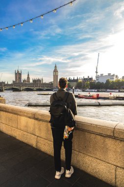 Westminster Köprüsü, Big Ben ve Westminster Sarayı 'nın panoramik manzarası. Önünde Thames Nehri var. Tarihi ve mimari simgeler yumuşak güneş ışığıyla yıkanmış, Londra 'nın zamansız cazibesini ve ikonik manzarasını sergiliyor.