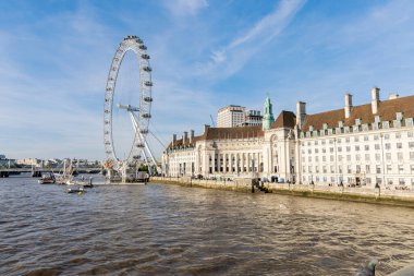 Londra Gözü 'nün detaylı bir görüntüsü, karmaşık yapısını ve sakin bir günbatımında ikonik yolcu podlarını yakalıyor. Bu modern simge yeniliğin bir sembolü olarak duruyor ve Londonların siluetinin panoramik manzarasını sunuyor, milyonlarca ziyaretçiyi kendine çekiyor. 