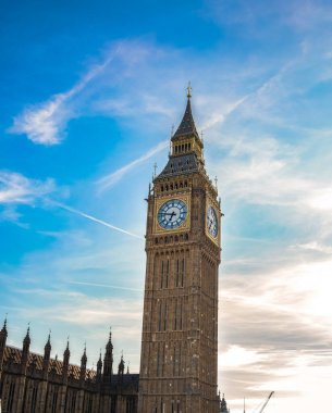 Büyük Ben 'in çarpıcı görüntüsü, Londra' daki ikonik saat kulesi, sakin bir günbatımında çekildi. Westminster Sarayı 'nın karmaşık Gotik mimarisi gökyüzünün canlı renklerini tamamlayarak tarihsel ve kültürel özünü somutlaştırıyor. 