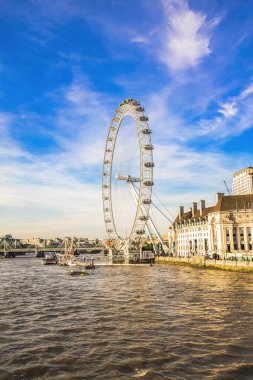 Londra Gözü 'nün detaylı bir görüntüsü, karmaşık yapısını ve sakin bir günbatımında ikonik yolcu podlarını yakalıyor. Bu modern simge yeniliğin bir sembolü olarak duruyor ve Londonların siluetinin panoramik manzarasını sunuyor, milyonlarca ziyaretçiyi kendine çekiyor. 