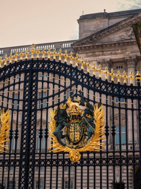 Londra 'daki Buckingham Sarayı' nın önünde Victoria Anıtı 'nın ziyaretçilerle çevrili olduğu coşkulu bir sahne. Bu tarihi bölge İngiliz kraliyetinin bir sembolü ve dünyanın dört bir yanından gelen turistler için önemli bir cazibe merkezi.