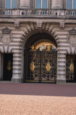 Londra 'daki Buckingham Sarayı' nın önünde Victoria Anıtı 'nın ziyaretçilerle çevrili olduğu coşkulu bir sahne. Bu tarihi bölge İngiliz kraliyetinin bir sembolü ve dünyanın dört bir yanından gelen turistler için önemli bir cazibe merkezi.