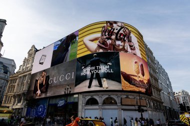 Londra 'daki Trafalgar Meydanı' ndan canlı bir sahne, ikonik reklam panoları ve geleneksel kırmızı çift katlı bir otobüs. Bu hareketli bölge Londra 'nın en ünlü simgelerinden birinin ve toplama noktalarının enerji ve kültürel önemini yansıtıyor.