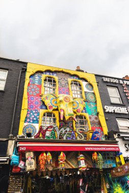 Londra 'daki Camden Market' in renkli sokaklarından canlı bir sahne, koleksiyon dükkanları, eşsiz sokak sanatı ve alternatif kültürüyle tanınıyor. Bu ikonik alan yaratıcılığın merkezidir. Yerlileri ve turistleri bu canlılığı keşfetmeleri için çeker.