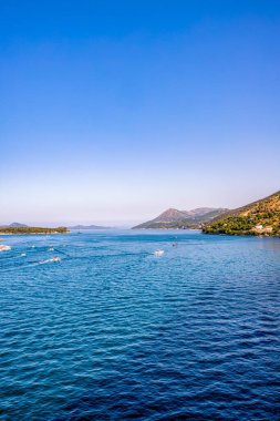 Hırvatistan 'ın Dubrovnik kentinin varoş bölgelerinin sakin manzarası, Adriyatik Denizi' nin yemyeşil tepeleri ve masmavi sularına yuva yapmış geleneksel ve modern mimarinin bir karışımını sergiliyor..