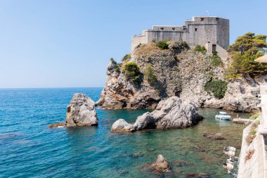 Dubrovniks 'in ikonik antik duvarlarını çevreleyen kristal berrak suları keşfeden kayakçıların manzarası bu UNESCO Dünya Mirası Alanına eşsiz bir bakış açısı sunuyor.