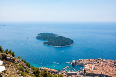 Sr. Dağı 'nın tepesinden görülen, kristal berrak Adriyatik sularıyla çevrili, Dubrovniks' in tarihi Eski Şehir 'inin çarpıcı hava manzarası. Teleferik hattı bu UNESCO Dünya Mirası sitesine dinamik bir perspektif ekliyor