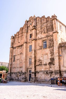 Tarihi yapısını yansıtan detaylarla taşralı bir görünüme sahip yıpranmış bir taş bina. Bu yapı geleneksel Avrupa inşaat stillerinin cazibesini yakalar