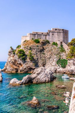 Dubrovniks 'in ikonik antik duvarlarını çevreleyen kristal berrak suları keşfeden kayakçıların manzarası bu UNESCO Dünya Mirası Alanına eşsiz bir bakış açısı sunuyor.
