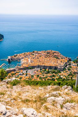 Sr. Dağı 'nın tepesinden görülen, kristal berrak Adriyatik sularıyla çevrili, Dubrovniks' in tarihi Eski Şehir 'inin çarpıcı hava manzarası. Teleferik hattı bu UNESCO Dünya Mirası sitesine dinamik bir perspektif ekliyor