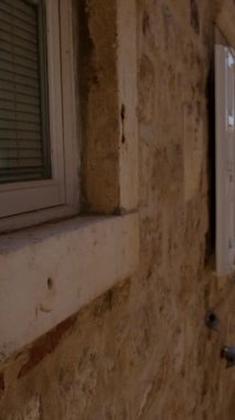 Tarihi yapısını yansıtan detaylarla taşralı bir görünüme sahip yıpranmış bir taş bina. Bu yapı geleneksel Avrupa inşaat stillerinin cazibesini yakalar