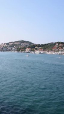 Hırvatistan 'ın Dubrovnik kentinin varoş bölgelerinin sakin manzarası, Adriyatik Denizi' nin yemyeşil tepeleri ve masmavi sularına yuva yapmış geleneksel ve modern mimarinin bir karışımını sergiliyor..