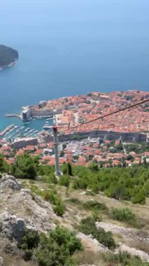 Dubrovniks Eski Kasabası 'nın nefes kesici bir perspektifi, iyi korunmuş ortaçağ mimarisi ve ikonik turuncu çatılarını vurguluyor. Gök mavisi Adriyatik Denizi ile çevrili bu UNESCO Dünya Mirası sahası cazibe ve tarih yayıyor