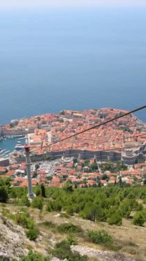 Dubrovniks Eski Kasabası 'nın nefes kesici bir perspektifi, iyi korunmuş ortaçağ mimarisi ve ikonik turuncu çatılarını vurguluyor. Gök mavisi Adriyatik Denizi ile çevrili bu UNESCO Dünya Mirası sahası cazibe ve tarih yayıyor