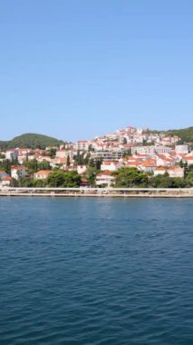 Hırvatistan 'ın Dubrovnik kentinin varoş bölgelerinin sakin manzarası, Adriyatik Denizi' nin yemyeşil tepeleri ve masmavi sularına yuva yapmış geleneksel ve modern mimarinin bir karışımını sergiliyor..