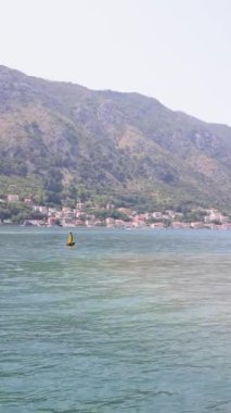 Karadağ 'ın Kotor Körfezi' ndeki iki ikonik adanın çarpıcı manzarası: Kayaların Leydisi ve Aziz George. Sakin mavi sular ve yemyeşil dağlarla çevrili bu resim Adriyatik kıyılarının dingin güzelliğini ve kültürel zenginliğini yansıtıyor.