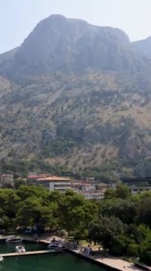 Karadağ 'ın Kotor Eski Kasabası' nın büyüleyici bir manzarası, yüksek dağların eteklerine kurulmuştu. Tarihi duvarlar ve kubbeli çatılar şehirlerin zengin kültürel mirasını gözler önüne sererken, yemyeşil tepeler nefes kesen doğal bir zemin sağlıyor.