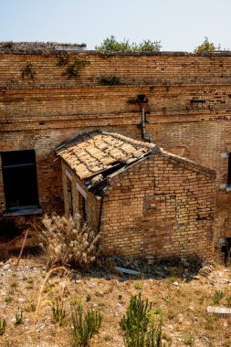 Yunanistan 'ın Corfu kentinde eski bir tarihi binanın yıpranmış tuğla işçiliği ve zengin mimari mirasını gözler önüne seren manzarası. Bu bölge geçmiş ve kültürel önemi olan adaları yansıtıyor.