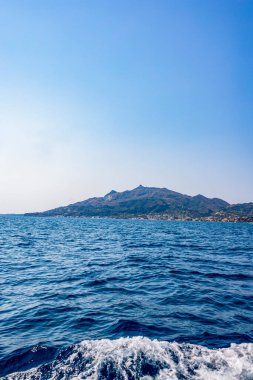 Yunanistan 'ın Zakynthos kıyı şeridinin manzarası, denizden çekildi. Canlı mavi sular ve yemyeşil tepeler adaların doğal güzelliklerini ve cazibesini gözler önüne seriyor, İyon Denizi 'nde popüler bir yer.
