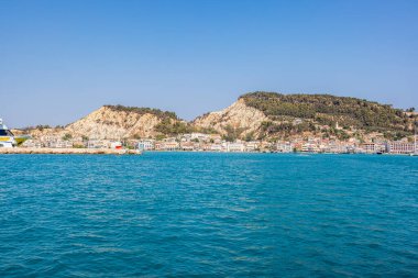 Yunanistan 'ın Zakynthos kıyı şeridinin manzarası, denizden çekildi. Canlı mavi sular ve yemyeşil tepeler adaların doğal güzelliklerini ve cazibesini gözler önüne seriyor, İyon Denizi 'nde popüler bir yer.