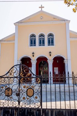 Yunanistan 'ın Zakynthos kasabasında kafeler, dükkanlar ve konut binalarıyla dolu büyüleyici bir cadde. Parlak mimari ve Akdeniz atmosferi Zante adasındaki günlük yaşamın özünü yansıtıyor.