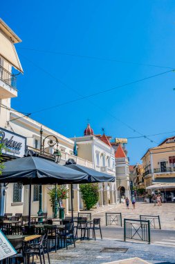 Yunanistan 'ın Zakynthos kasabasında kafeler, dükkanlar ve konut binalarıyla dolu büyüleyici bir cadde. Parlak mimari ve Akdeniz atmosferi Zante adasındaki günlük yaşamın özünü yansıtıyor.