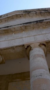 Yunanistan 'ın Corfu kentinde eski bir tarihi binanın yıpranmış tuğla işçiliği ve zengin mimari mirasını gözler önüne seren manzarası. Bu bölge geçmiş ve kültürel önemi olan adaları yansıtıyor.