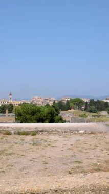 Yunanistan 'ın Corfu kentinde eski bir tarihi binanın yıpranmış tuğla işçiliği ve zengin mimari mirasını gözler önüne seren manzarası. Bu bölge geçmiş ve kültürel önemi olan adaları yansıtıyor.