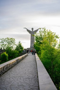 Maratea, Basilicata, İtalya 'daki Kurtarıcı İsa heykelinin alçak açılı görüntüsü. San Biagio Dağı 'nda duran heykel, Tyrhenian sahiline bakıyor ve Avrupa' daki en büyük İsa heykellerinden biridir.