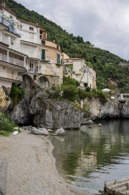 Kurtarıcı İsa 'nın heykeli Basilicata, Maratea' ya tepeden bakan Monte San Biagio 'da duruyor. Engebeli uçurumlar ve yeşilliklerle çevrili bu ikonik yapı, Avrupa 'daki en uzun İsa heykellerinden biri ve önemli bir turistik ilgi odağı.