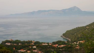 Maratea kıyılarının ve etrafındaki dağların manzarası, yüksek bir bakış açısından çekildi. Manzara kıvrımlı yollar, yemyeşil yollar, kayalık yollar ve gün batımında Basilicata 'nın doğal güzelliklerini yakalayan Tyrhenian Denizi' ne sahiptir.